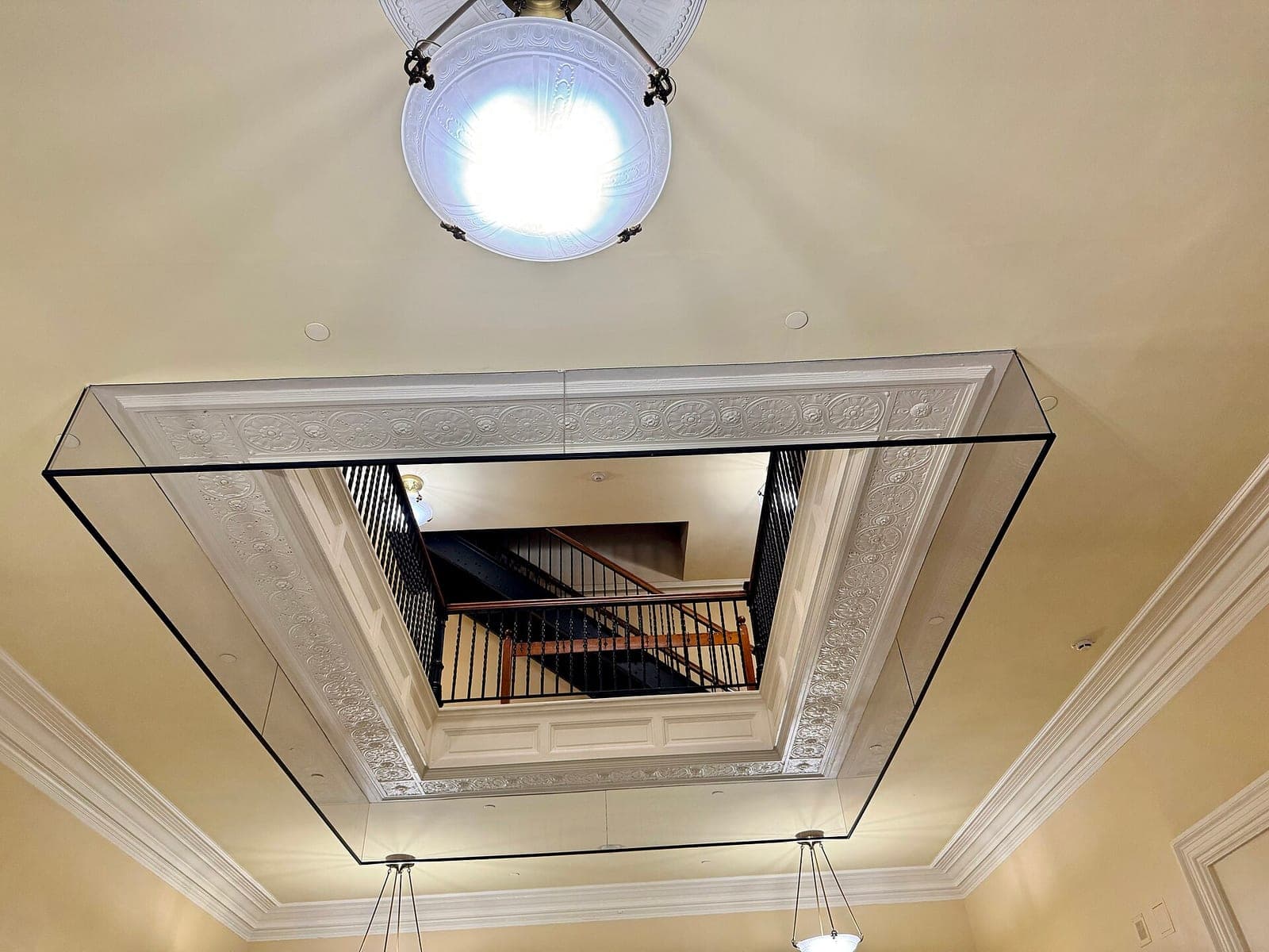 Built in 1829-1832, this Classical Revival-style building was originally designed by Charles Bullfinch as a smaller structure, and was heavily renovated in 1890-1891 and 1909-1910, with the latter being carried out under the direction of G.